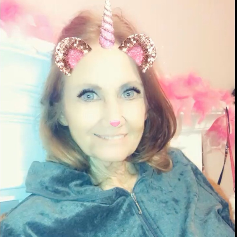 Meet your Posher, Susan, welcome, please feel free to make an offer!Best wishes!